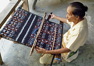 Ndaose weaving ikat cloth for the Rotinese market