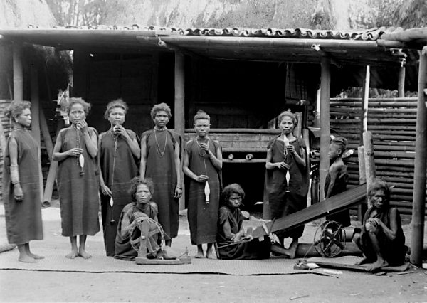 Ngadha women spinning and weaving plain cloth for daily wear
