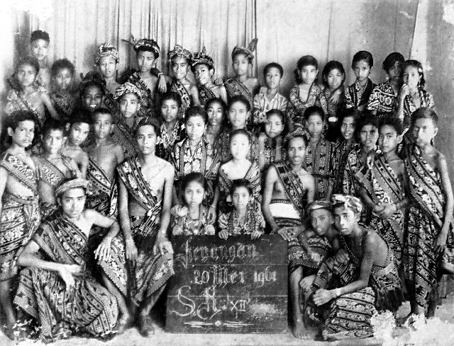 Savunese schoolkids in 1961