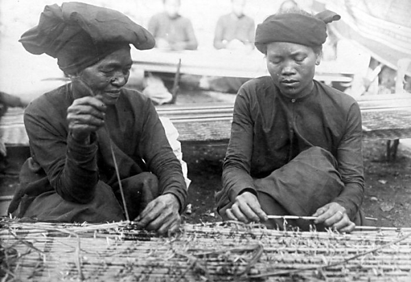 Ikat weavers on Sulawesi